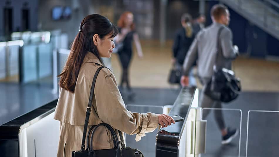 Un mediu de birou cu aplicații activate și fără atingere reduce riscurile privind sănătatea, în timp ce persoanele se deplasează în clădire.