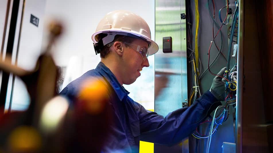 Preîntâmpinați defecțiunile consumatoare de energie și mențineți-vă ascensorul în stare de funcționare fără probleme prin întreținerea și monitorizarea regulată a echipamentului, de exemplu cu serviciile conectate KONE 24/7.